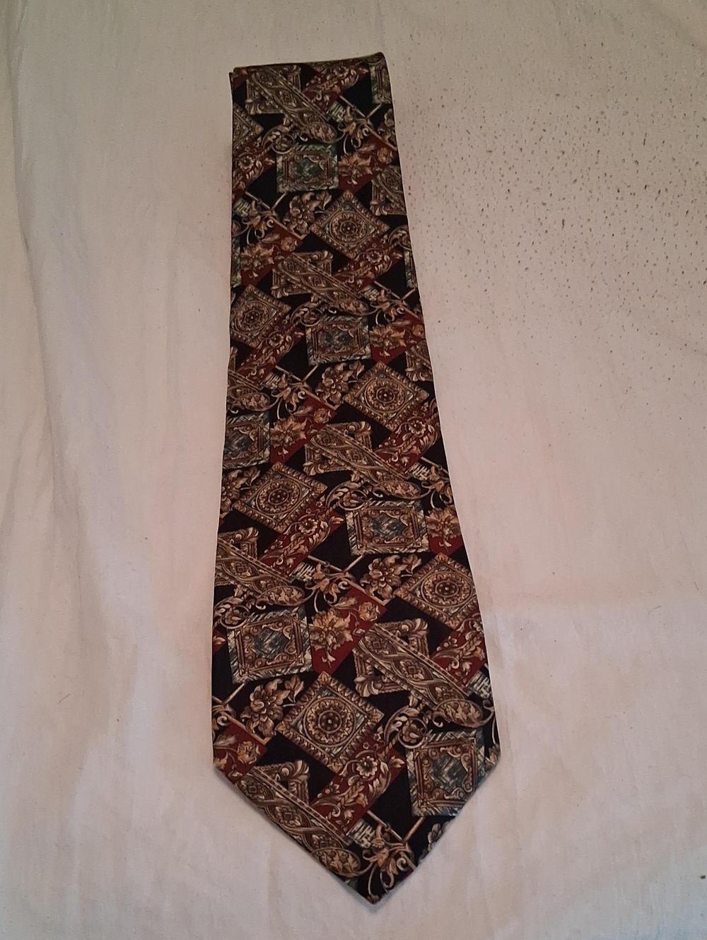 Vintage Van Heusen Classic Men's Patterned Tie in Black, Burgundy and Gold